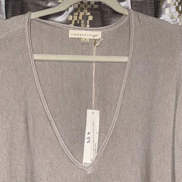 VICI:((NWT)) beige plunge neck super soft sweater - Picture 7 of 13